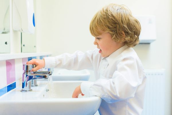 Tập cho trẻ thói quen rửa tay hằng ngày để phòng bệnh